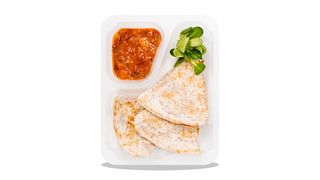 Quesadilla z indykiem i mozzarellą, salsa paprykowa