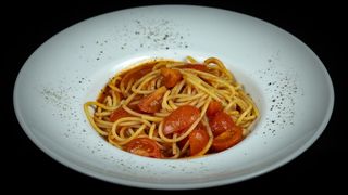Spaghetti cu busuioc, rosii cherry, ierburi aromate si buratta