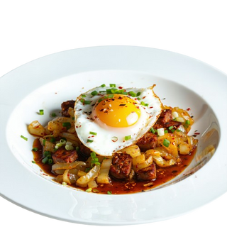 Huevos Rotos de sobrasada y cebolla caramelizada