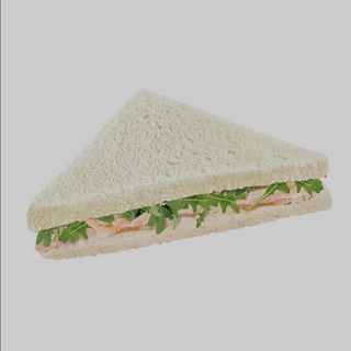 Tramezzino con insalata, salmone e maionese