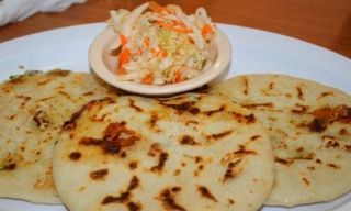 4 Pupusas De Pollo Con Queso