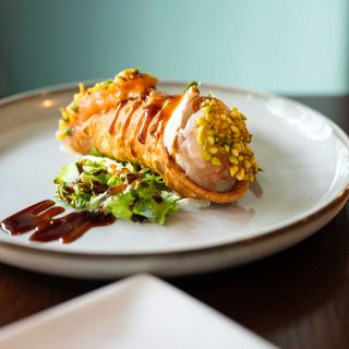 Cannolo di salmone e gambero con cuore di philadelphia e teriyaki