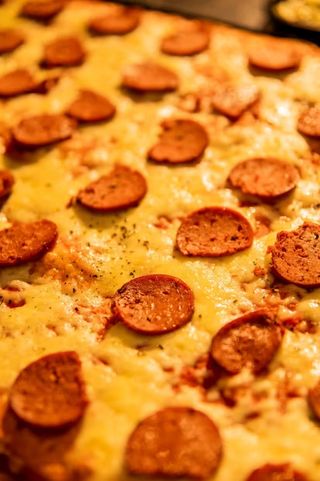 Pizza Peppy (8 Personnes) + votre boisson préférée