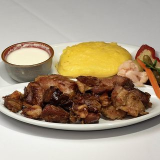 Carne la garnita cu mamaliga si muraturi asortate