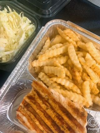 Piept de pui  la gratar cu cartofi prajiti si salata de varza