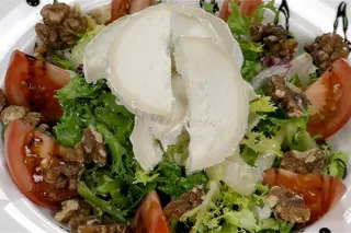 Ensalada De Lechugas Con Queso De Cabra
