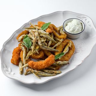 Fritto Misto calamari crocanți, creveți, anchois şi sos tartar (300 g)