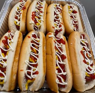 Hot dog con cheddar e onion rings