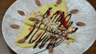 Palačinka crna čokolada, višnja, badem