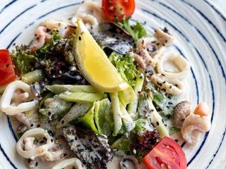 Фірмовий салат з морепродуктами (220g)