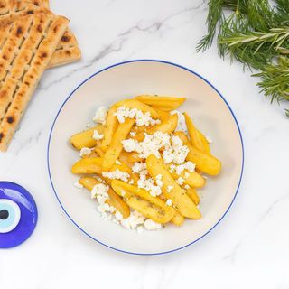 Patatas fritas y feta