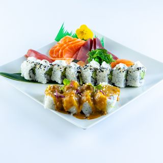 150-California de salmón frito,pollo con curry ,nigiris  y sashimi 