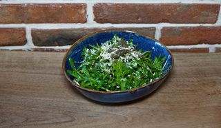 რუკოლას სალათი თაფლის სოუსით