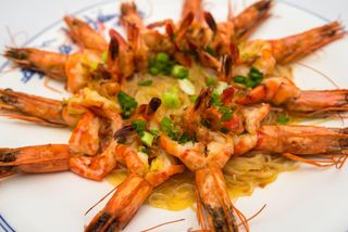 Creveti cu usturoi si taitei de orez