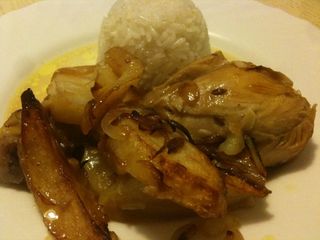 Würstel di tacchino e pollo con patatine fritte