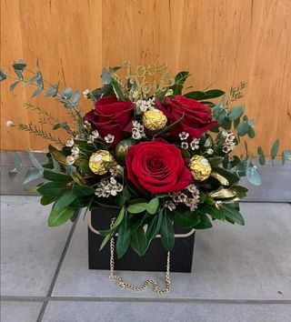 Torbica crvene ruže i ferrero