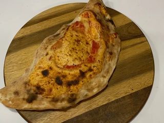 Panzerotto con pomodoro e mozzarella