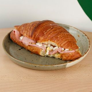 Круасан Мортадела-страчатела