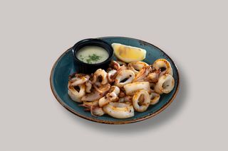 Пикантни калмари с манго сос (250г)