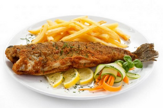 Szczupak smażony 200 g tuszka , ziemniaki, surówka