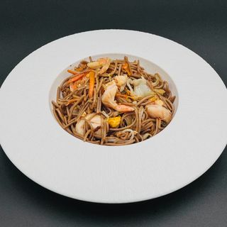 54. Soba con gamberi everdure
