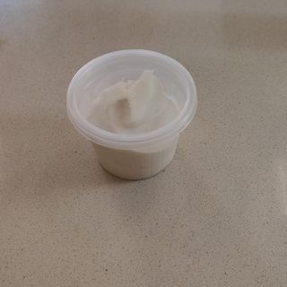 Alioli se sirve en tarrina de 100 gr