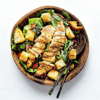 Salată Caesar cu piept de pui si crutoane