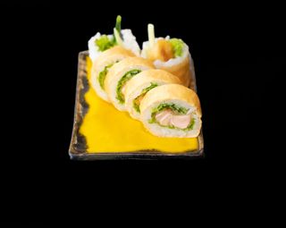 Rolka w płatku sojowym futomaki z łososiem w tempurze 6szt