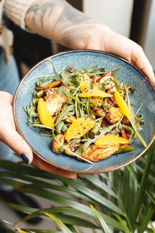 SAŁATKA Z KURCZAKIEM TERIYAKI