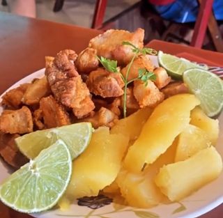 Torresmo com Mandioca porcao