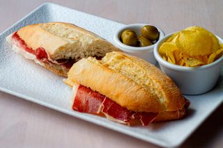 Bocadillo De Jamón Ibérico De Cebo De Campo De La Granja San Pascual De Granada Con Queso
