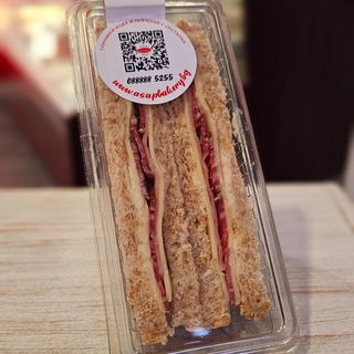 Студен сандвич с луканка и гауда