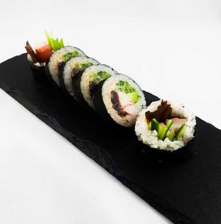 07.Futomaki z paluszkiem krabowym i warzywami 6szt.