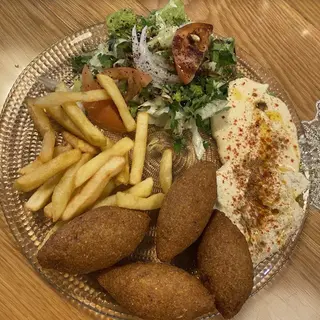 Kebbe De Ternera Y Nueces Con Hummus Y Ensalada