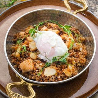 Гречка с морепродуктами и яйцом пашот