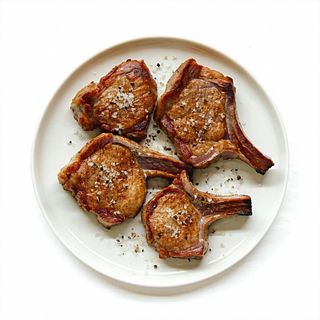 Puntini di maiale in sale e pepe