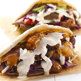 Döner kebab con queso y ternera
