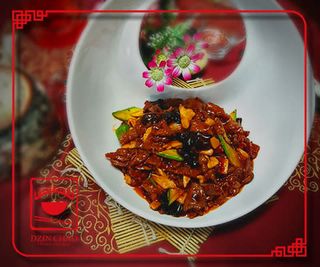 F8 "სიჩუანური" საქონლის ხორცის ნაჭრები ჩინური სოკოთი და ბამბუკით