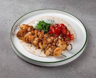 Frigărui de pui cu lavaș și salată