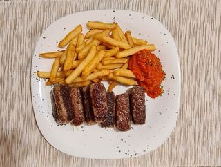 Ćevapi sa pomfritom + ajvar