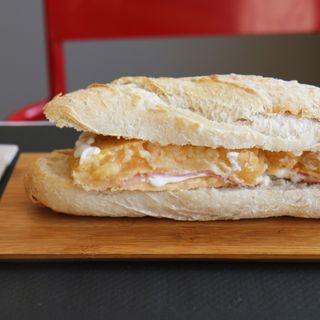 Bocadillo De Tortilla Rellena De Jamón Y Queso