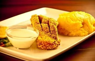 Crap prajit, mamaliguta si mujdei