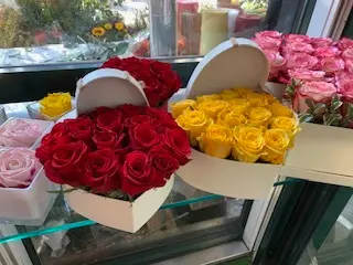 Cuore di rose rosse o rose gialle
