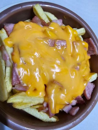 Ración De Patatas Al Horno Con Bacón Y Queso Chédar 