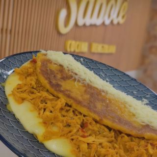 Cachapa Con Pollo Desmechado Y Queso De Mano