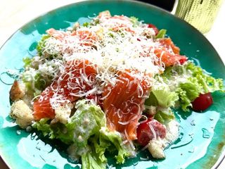 Салат Цезар з лососем (250g)