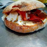 Sendvič sa kajmakom i pečenicom