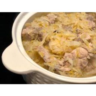 Varză murată, coaste de porc și vermicelli în oală  酸菜排骨粉丝煲