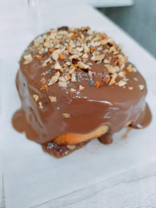 cinnamon  roll con Nutella e granella di Nocciola 