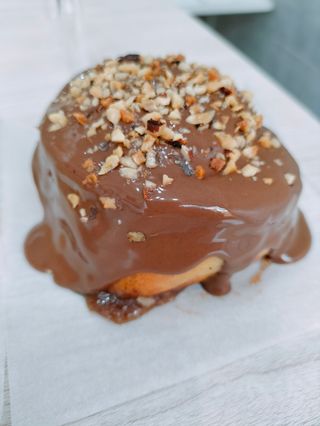 cinnamon  roll con Nutella e granella di Nocciola 